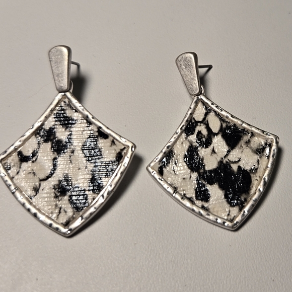Earrings - Picture 2 of 4